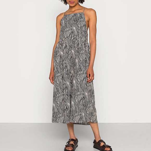 NWOT Levi’s Amalijia Zebra Print Midi Dress - Picture 3 of 16